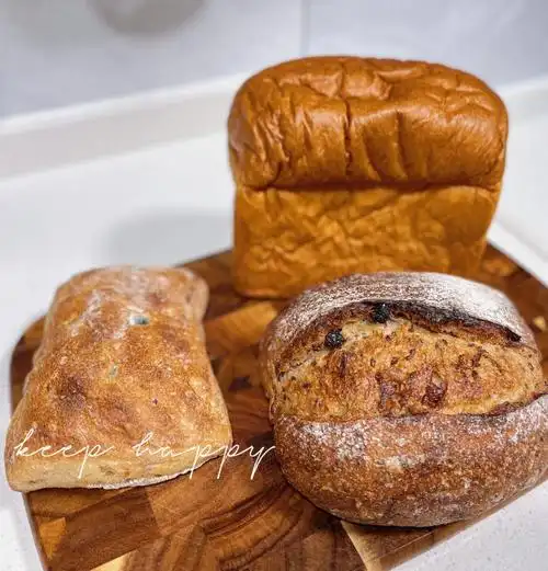 爱吃面包的女孩