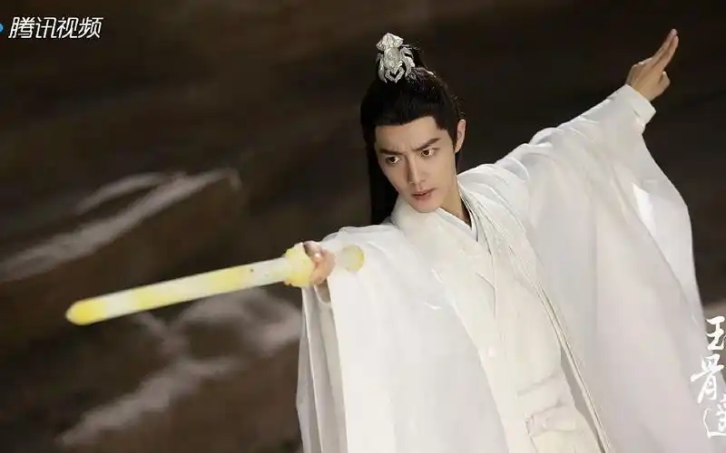 【玉骨遥】武力值拉满的时影神官,一下就给人满满的安全感.