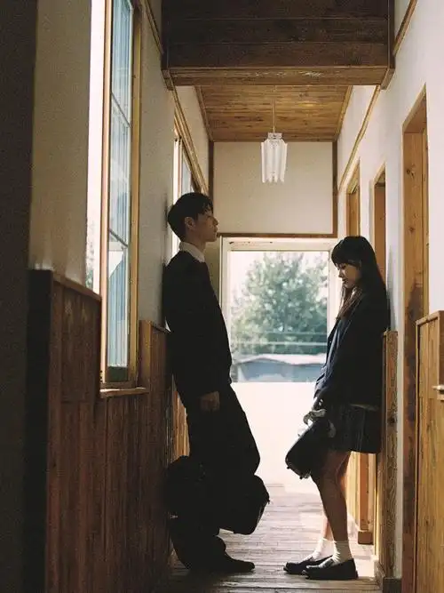 左滑看一部校园恋爱日剧情侣胶片写真