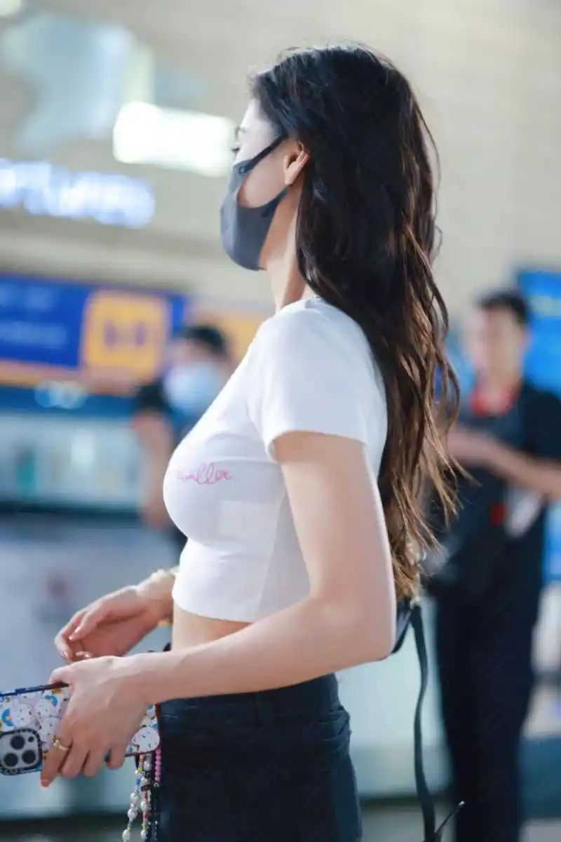 angelababy在机场街拍中展示了一身时尚的黑白夏日穿搭.