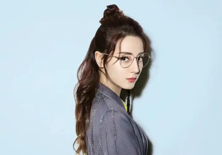 迪热巴戴上眼镜,气质大变,异域风秒变职场风赵丽颖生活中有没有戴眼镜