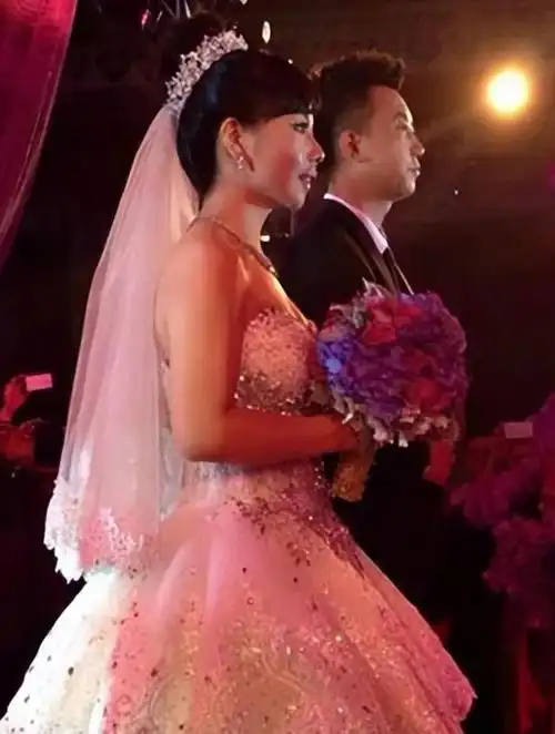 婚后,两人过着甜蜜幸福的生活,王二妮还为李飞生下了一个儿子.