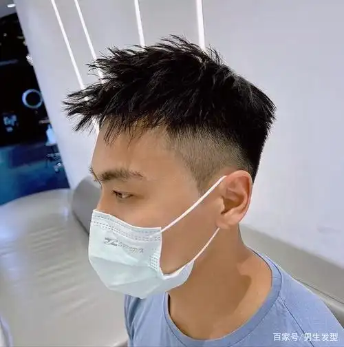 锅盖头发型是年轻的男生很喜欢的一款造型,特别是对于学生党而言,这款