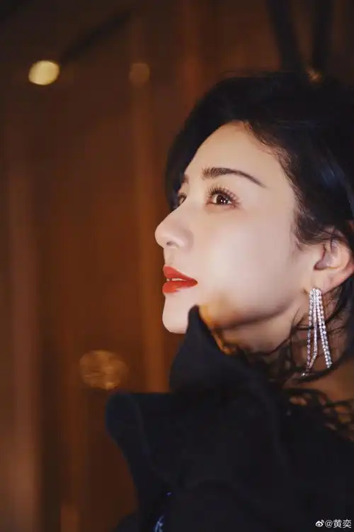 黄奕穿刺绣裙勾勒完美曲线抹红唇气场全开2