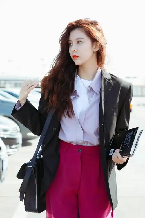 原创被宋妍霏的好衣品折服了,西装衬衫配粉色阔脚裤,气场全开美到炸