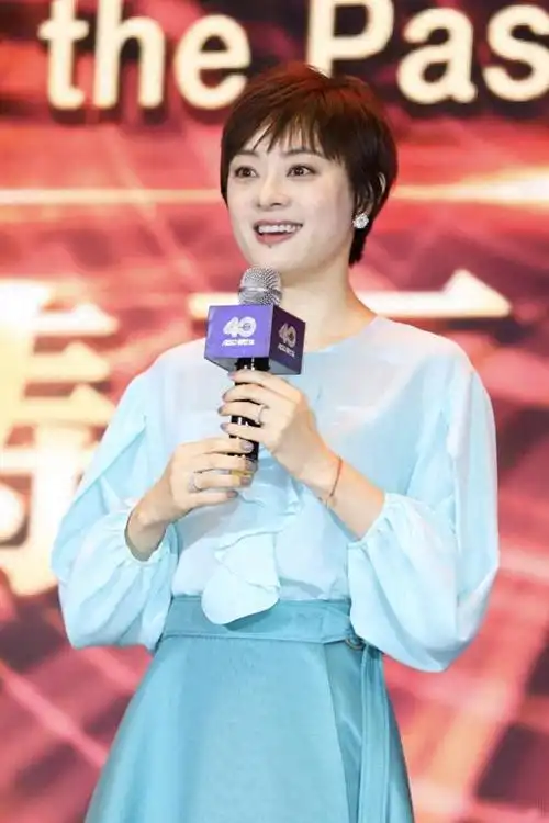 孙俪短发造型真高级,穿灯笼袖衬衫配半身裙亮相,美得清新脱俗|纱裙