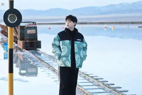 尤长靖和无脸男合照