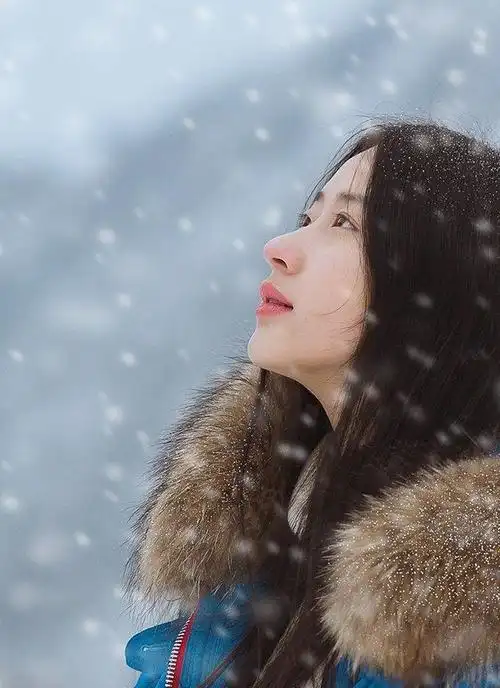 长发美女鼻尖泛红美丽动人唯美写真