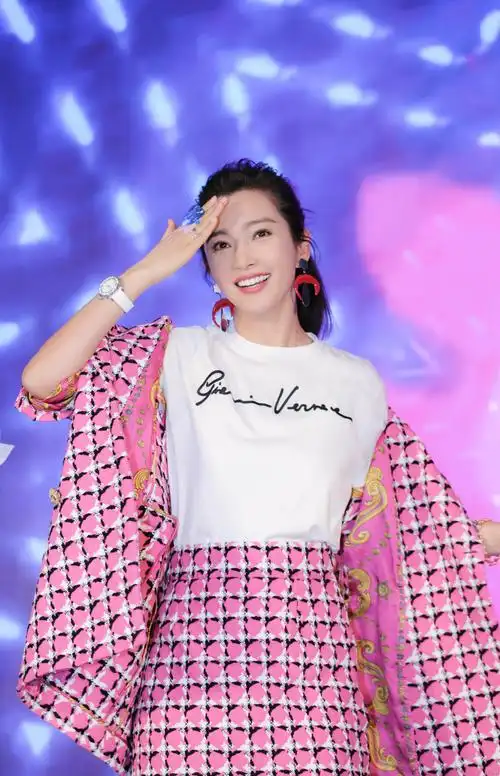 李冰冰化身红粉佳人甜笑摆pose