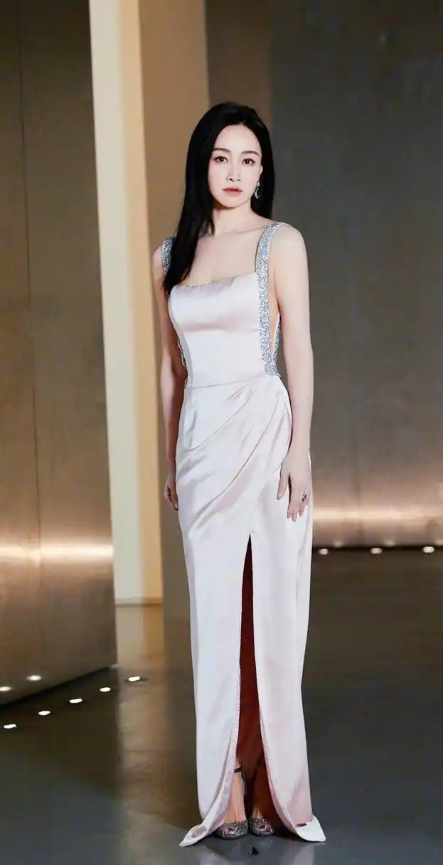 赵子琪,白色高开叉长礼裙,性感优雅!