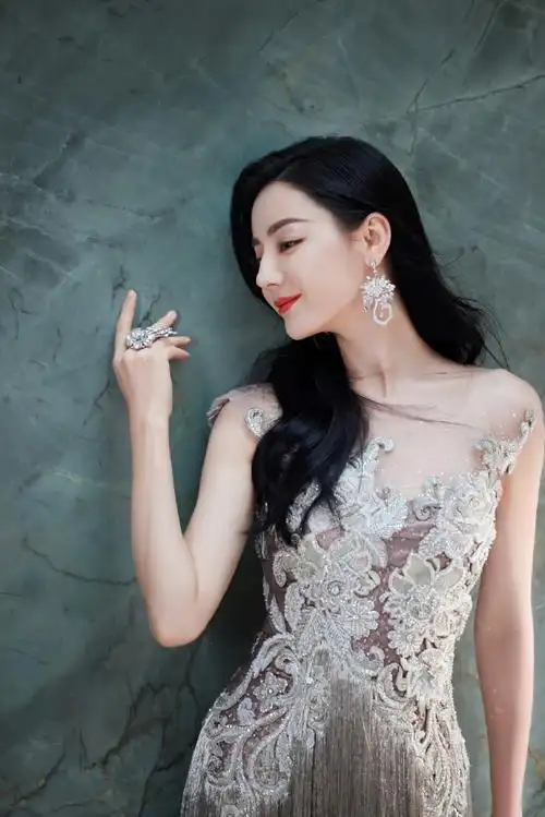 迪丽热巴银色流苏裙##迪丽热巴碎钻流苏裙