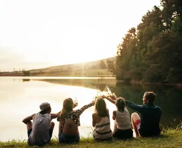 朋友们跳进湖里素材-高清图片-摄影照片-寻图免费打包下载
