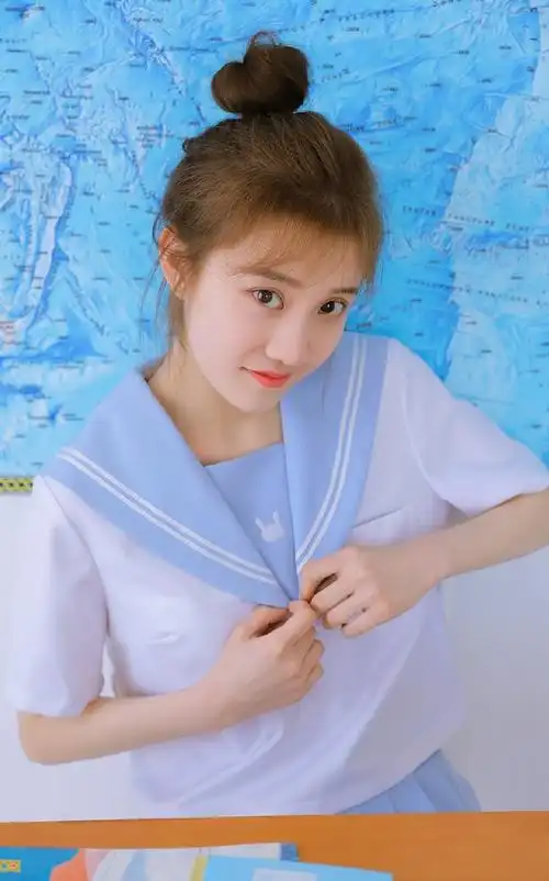 清纯可爱美女水手服教室写真图片