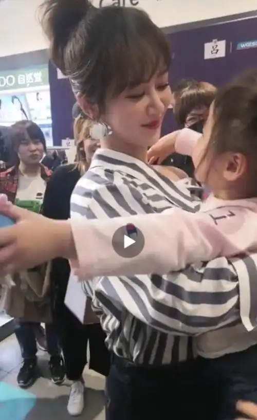 杨紫抱粉丝孩子上热搜,太羡慕,收粉丝礼物还晒图询问,原因太逗
