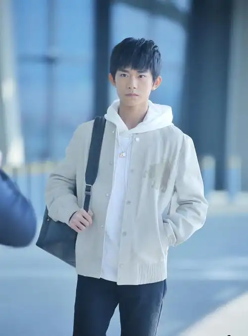 易烊千玺街拍大片曝光 长腿逆天尽显青春气息!