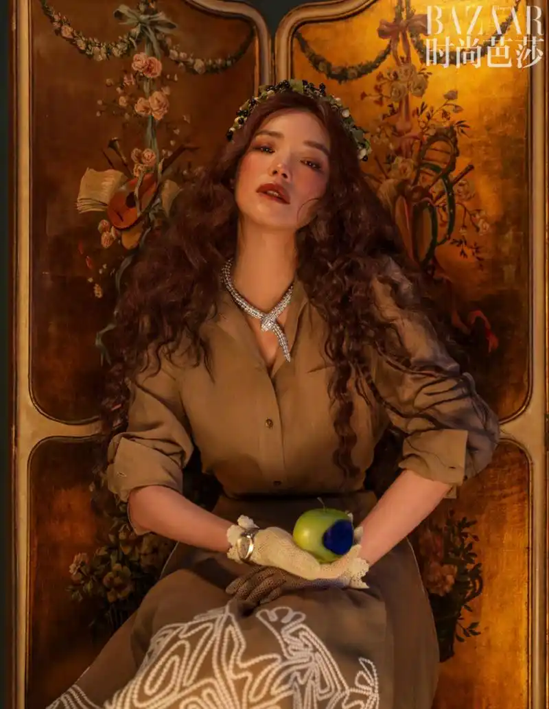 《时尚芭莎》 五月刊封面大片,油画幻境里走出来的缪斯女郎