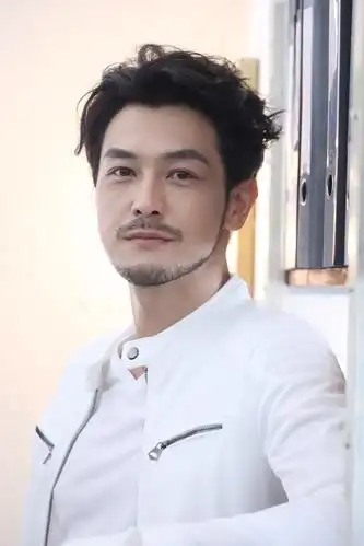 现场看到,在本剧担任正男主角的栢天男左手包扎了纱布,他直言日前拍打