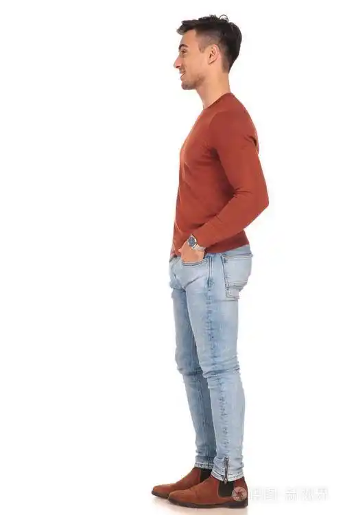 站在口袋里的微笑的人的侧面视图