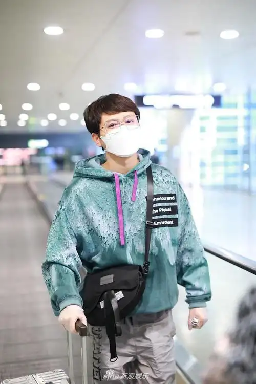 德云社孟鹤堂戴眼镜斯文帅气行李箱贴满小条行程满满