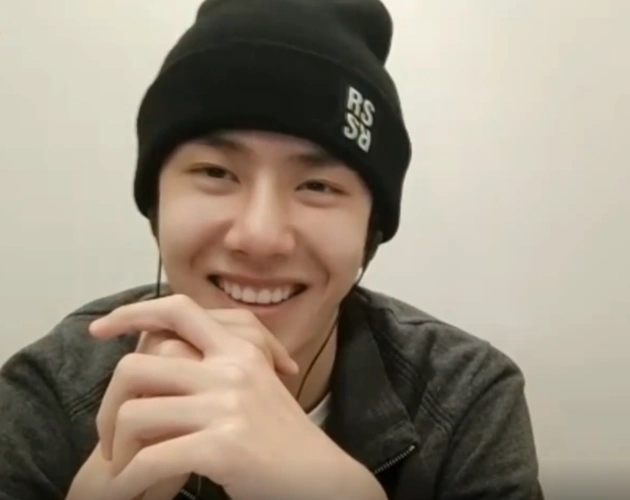 王一博纯素颜上节目看到他舔唇的那一刻这可爱劲谁承受得住啊