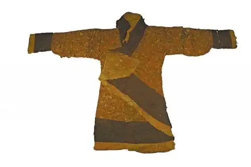 图:湖南长沙马王堆汉墓出土绢地「长寿绣」丝绵袍湖南省博物馆藏