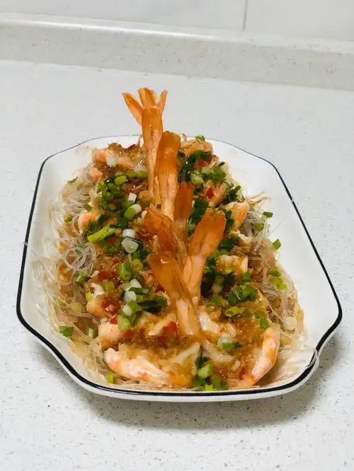 蒜蓉开背虾的做法 1把虾须和虾枪剪去2用剪刀从虾的背部剪开那层壳