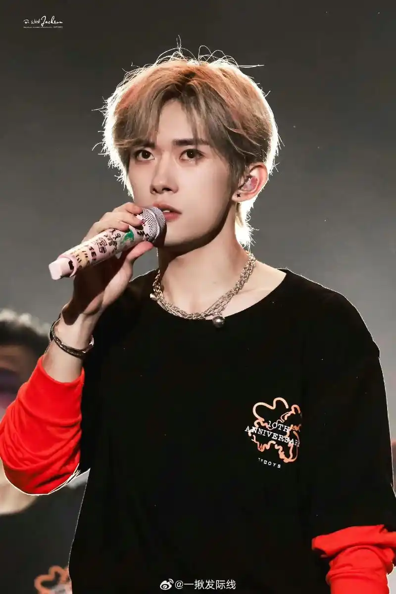 tfboys十周年演唱会 #易烊千玺 下一个十年,我只陪你 - 抖音