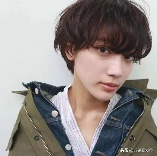 刘海搭配短发发型,发尾烫个自然c型纹理,也能掩盖较低的额头和发际线