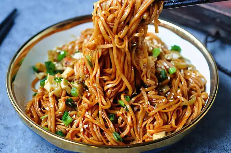 想吃正宗的葱油拌面只能去上海真未必快手配方地道风味