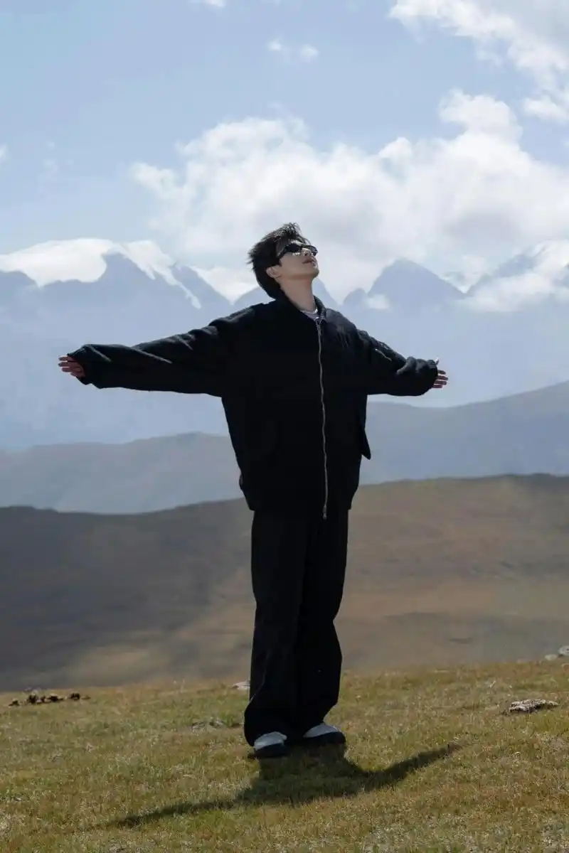 偶然在抖音刷到了白敬亭壁纸!