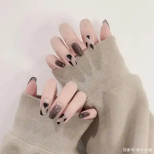 红色美甲out了!黑白酷飒风才是潮流尖端