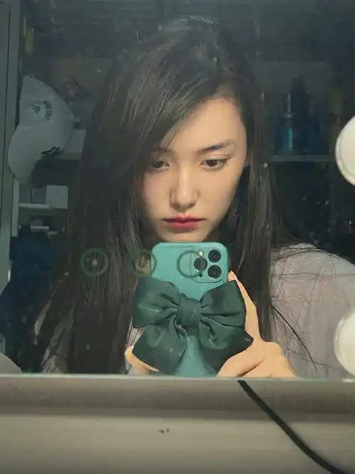 蒋依依对镜自拍