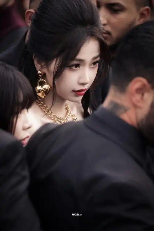 虞书欣米兰时装周##moschino品牌代言人虞书欣##今日星拍放送