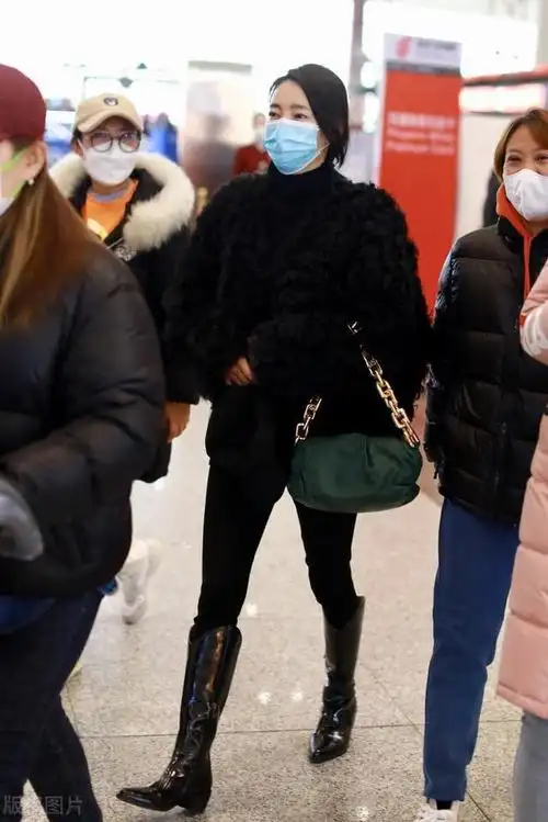 街拍王丽坤黑色毛绒外套高领衫牛仔靴轻熟温暖