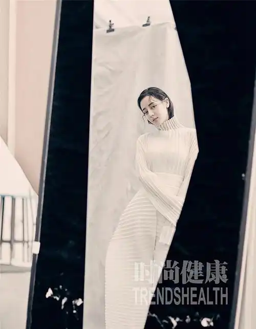 迪丽热巴素净优雅纯净如雪解忧杂货店12月29日治愈上映