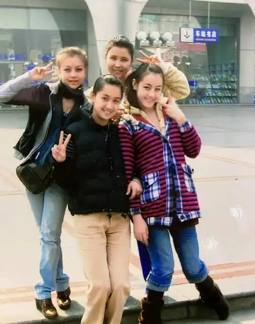 迪丽热巴15岁新疆歌舞团合影