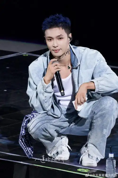 张艺兴巡演寸头造型咋样?