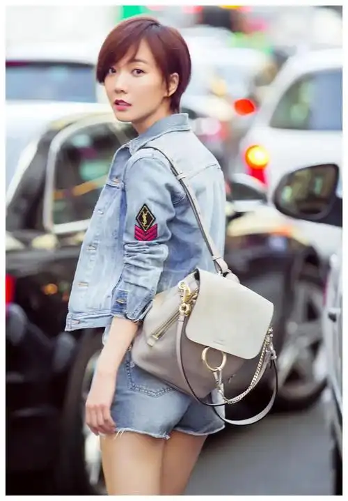 王珞丹一家四口合影曝光遭遇无端嘲笑妈妈姐姐均未受影响