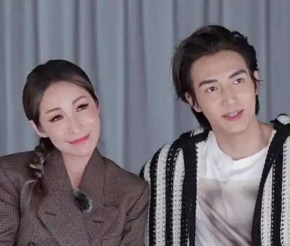 41岁萧亚轩凌晨发文宣布与小16岁男友分手,头发凌乱神情憔悴_黄皓