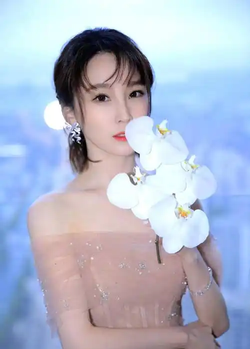 谢楠的头发并没有那么长,不过相比她超短发的时候,现在已经长很多了