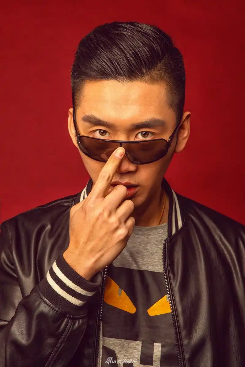 新浪娱乐讯 演员何达曝光一组百变写真,片中他时而硬汉,时而暖男,时而