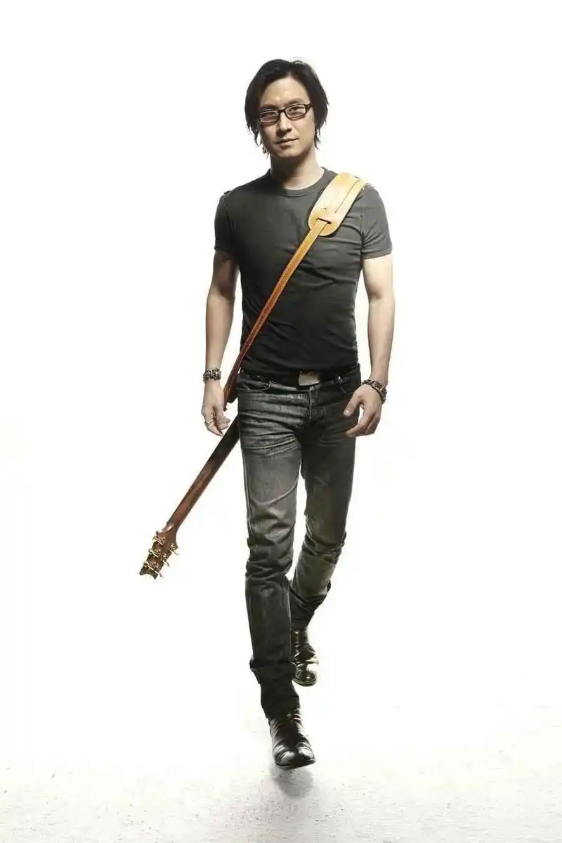 汪峰首次在天津开个唱摇滚战士四月登场