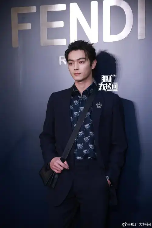 许凯背头小揪揪#许凯今日活动生图,背头小揪揪发型酷得咧