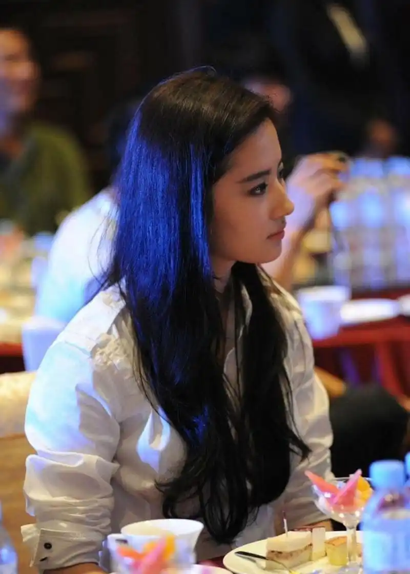 娱乐# #娱乐最前沿# #刘亦菲#  刘亦菲的白衬衫生图  刘亦菲的白衬衫