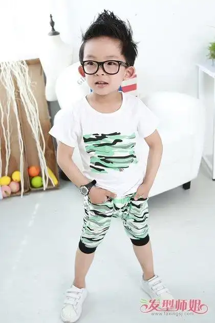 小男孩时尚短发发型这款自然色的柔顺发丝两边被修剪的稍短,中间的