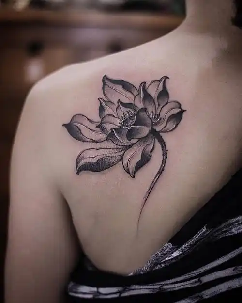 后背肩胛黑灰newschool莲花纹身图案