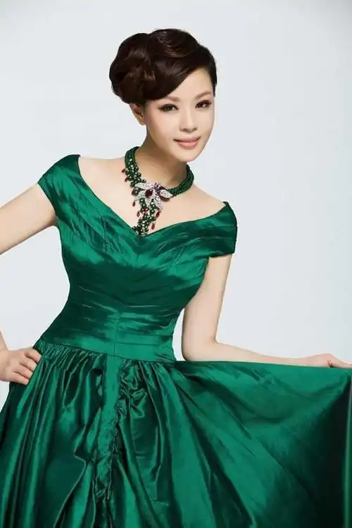 谢名新歌被赞暖心靓丽写真高贵优雅