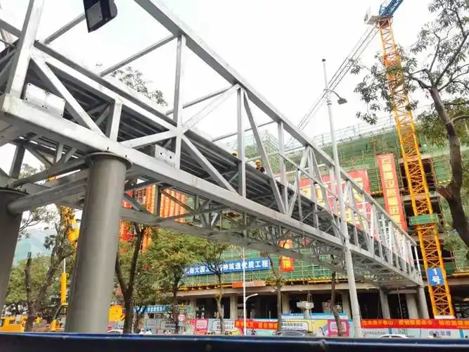 玉林首座人行天桥完成主体钢结构的架设安装