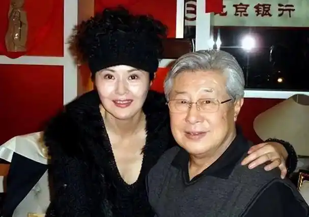 91岁王心刚,与患病妻子恩爱62年不离不弃,儿女已是亿万富翁