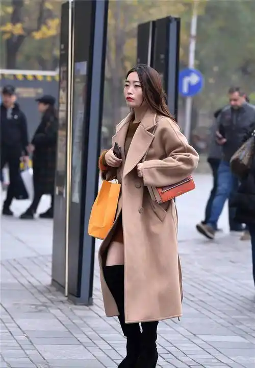黑色粗跟过膝长靴,搭配卡其色呢子大衣,冬季的保暖穿搭_美女_效果
